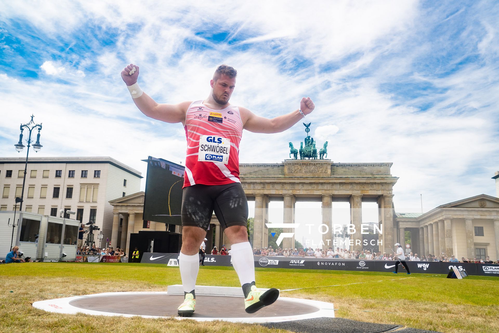 Leon Schwoebel (LG Rhein-Wied) beim Kugelstossen waehrend der deutschen Leichtathletik-Meisterschaften auf dem Pariser Platz am 24.06.2022 in Berlin